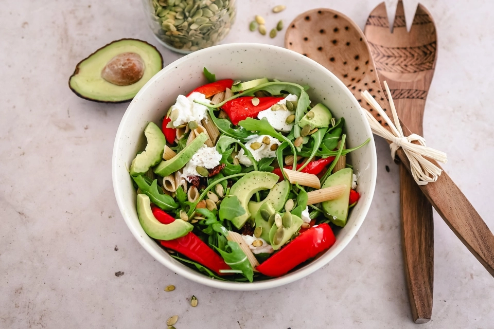 Pasta salad with roasted bell pepper, cottage cheese & avocado