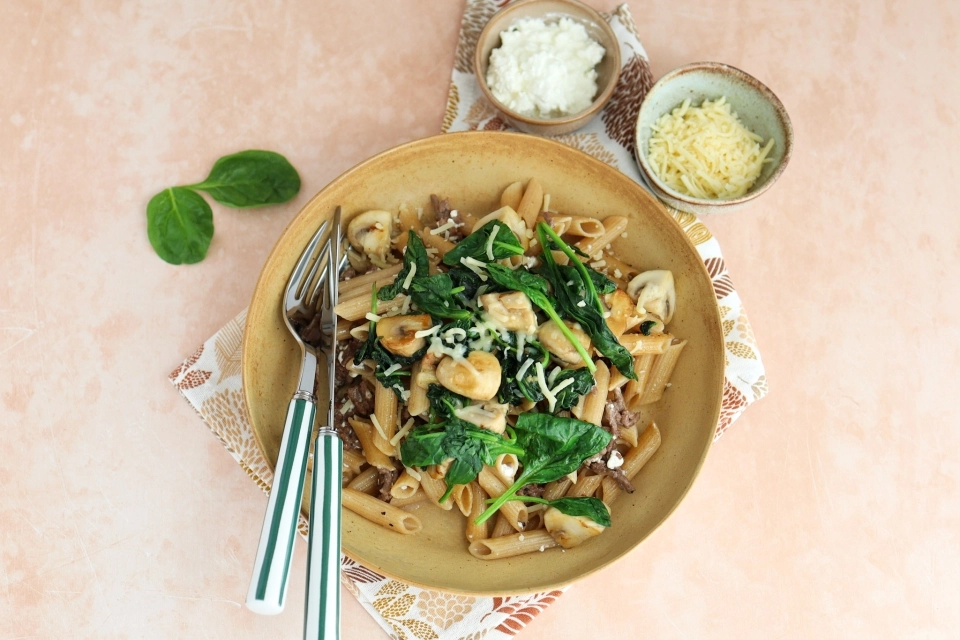 Pasta with ground beef, spinach & mushrooms