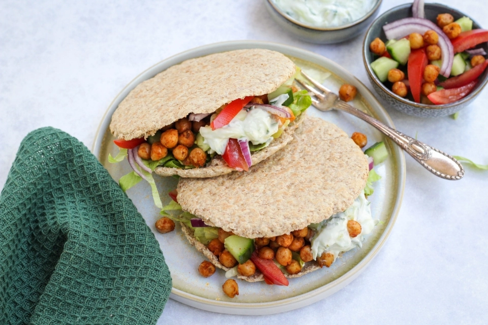 Pita with chickpeas & tzatziki