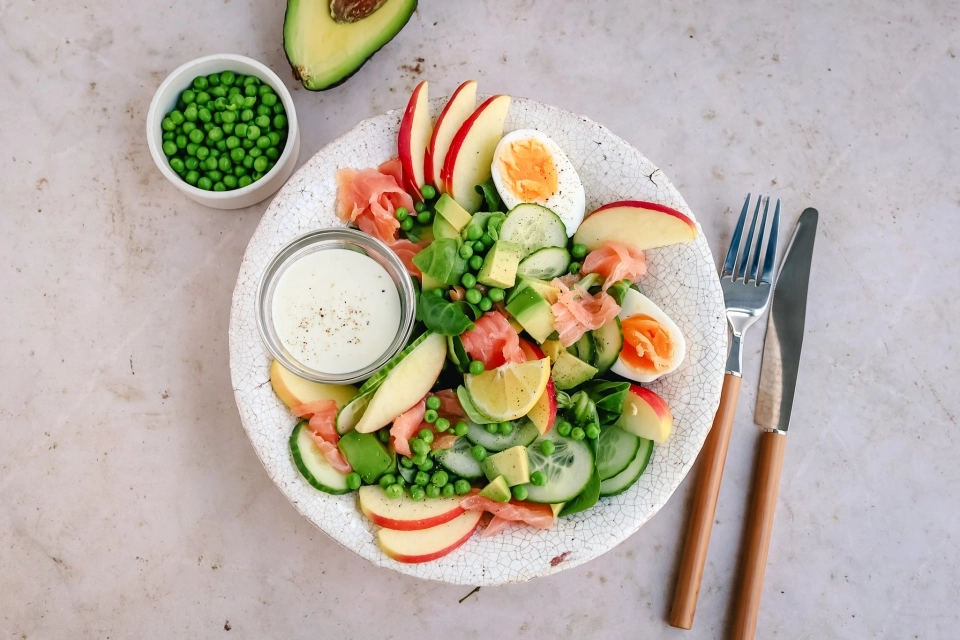 Salad with apple, smoked salmon & garlic dressing