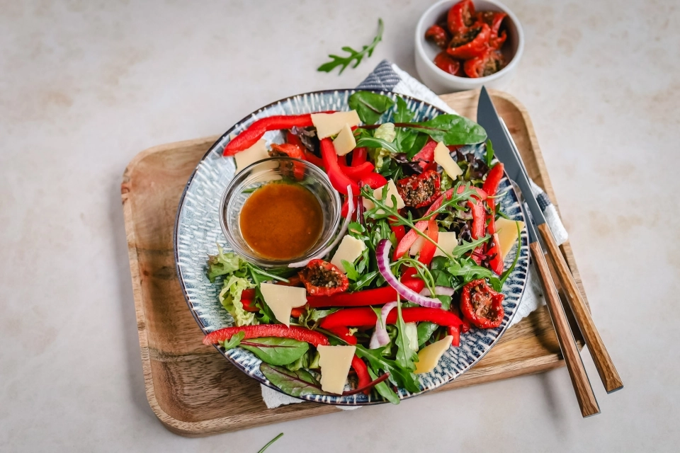 Salad with bell pepper & cheese