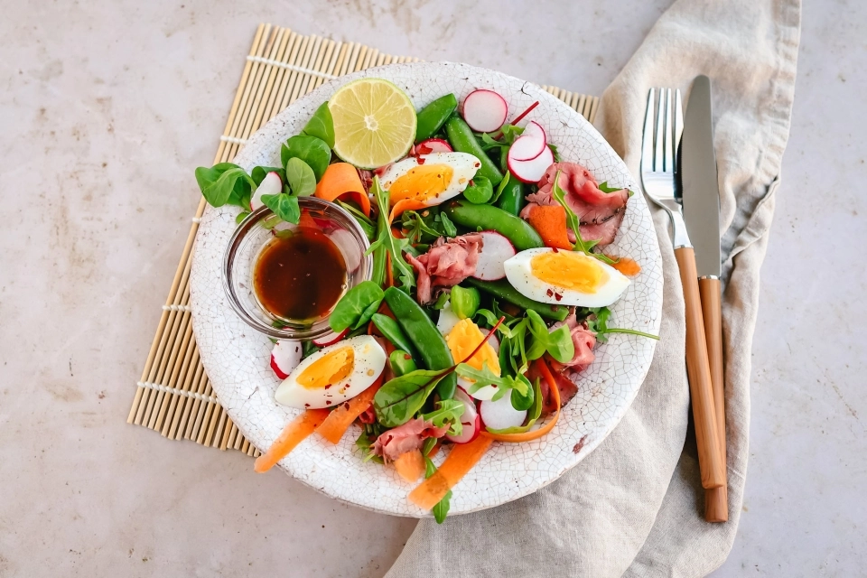 Salad with green beans, roast beef & egg