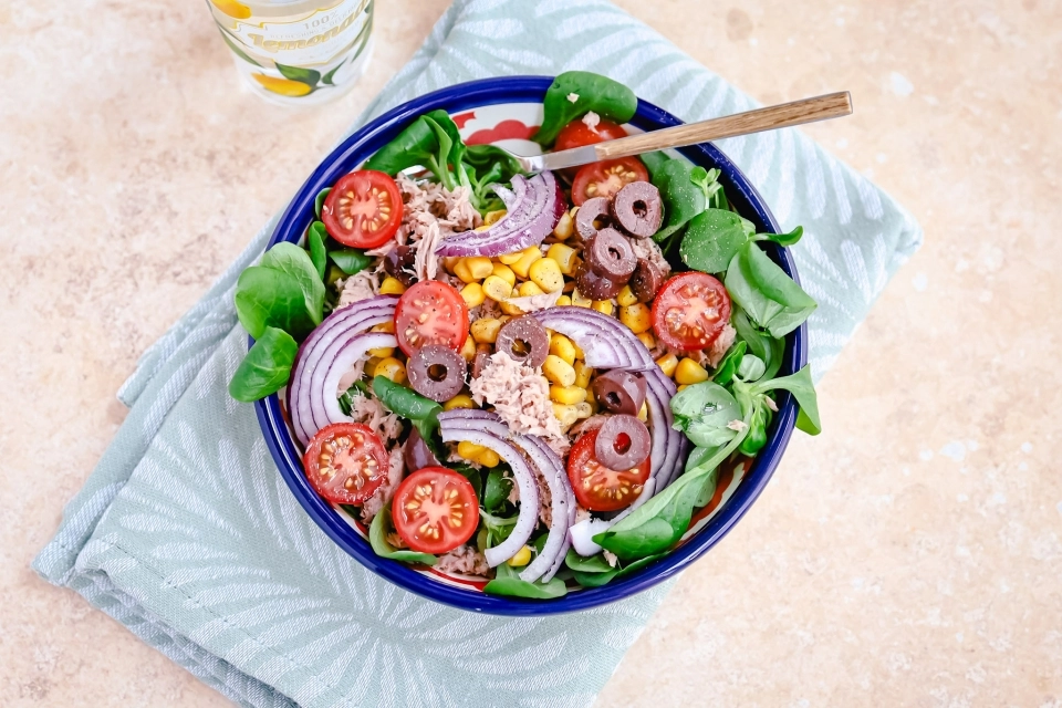 Salad with tuna, corn & olives