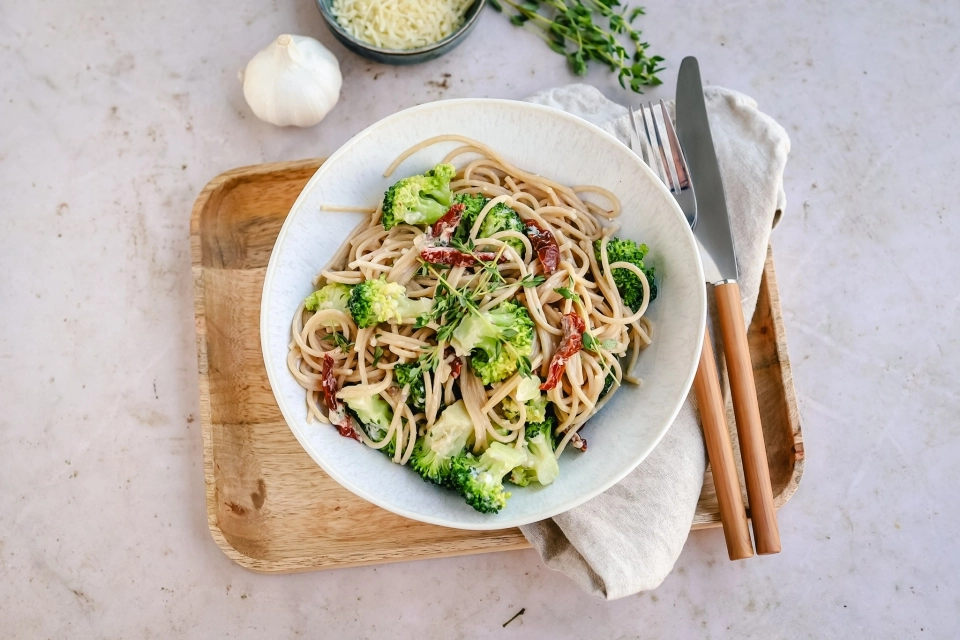 Spaghetti with broccoli & sun-dried tomatoes