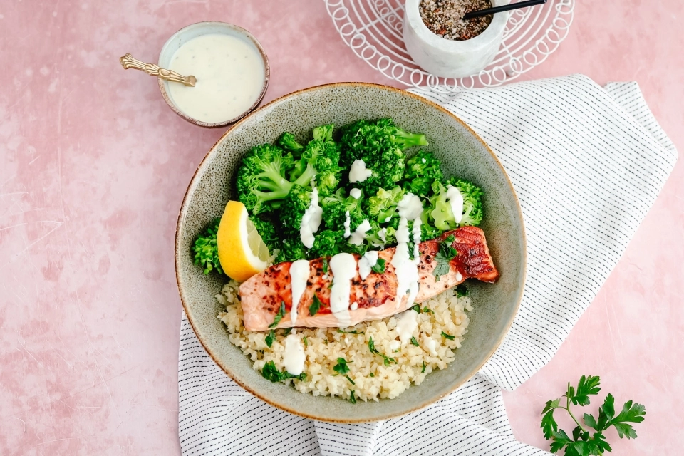 Lemon-garlic salmon with broccoli & rice