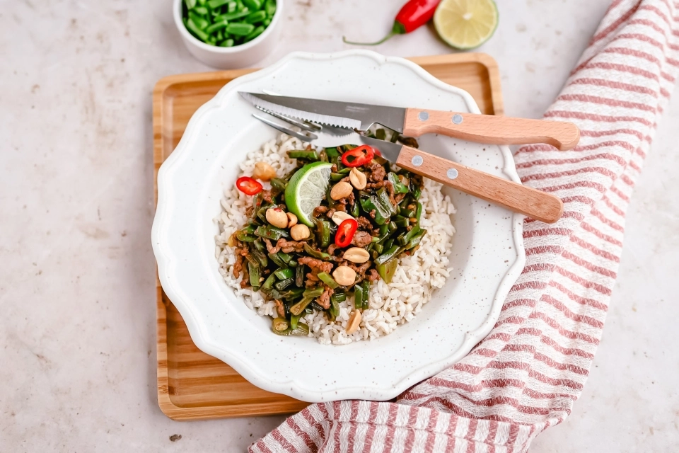 Rice with spicy ground beef & green beans