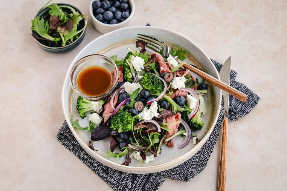 Salad with broccoli, blueberries & roast beef
