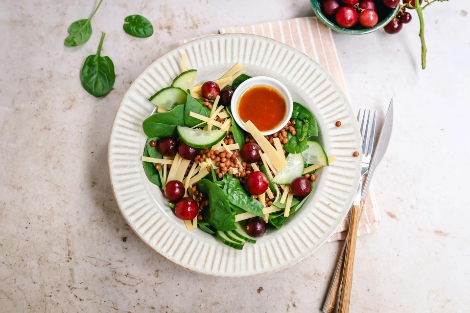 Salad with lentils, grapes & cheese