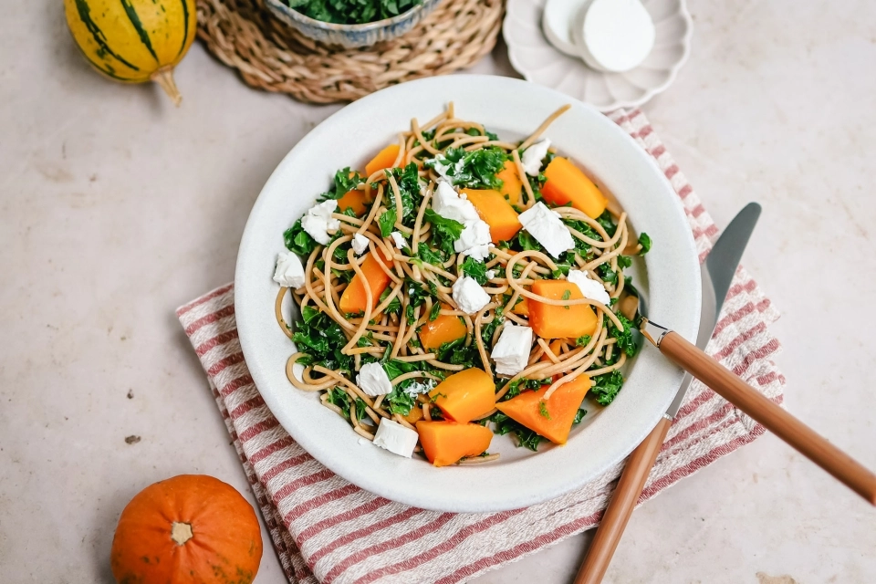 Spaghetti with kale, pumpkin & feta