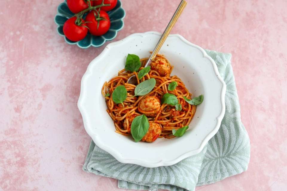 Spaghetti with turkey meatballs in tomato sauce