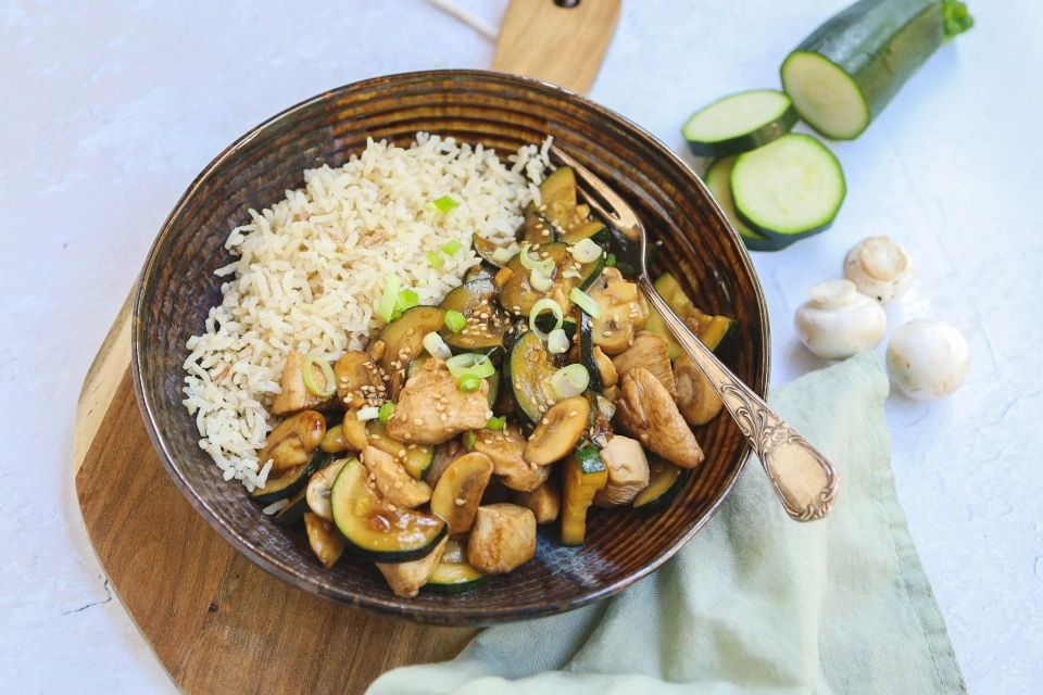 Chicken stir-fry with zucchini & mushrooms