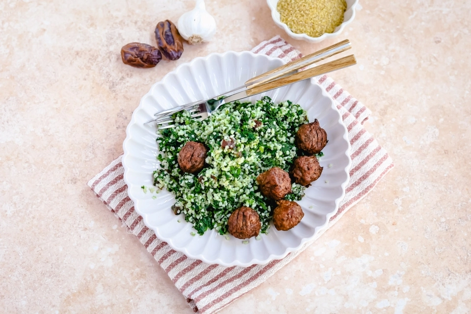 Kale bulgur with plantbased meatballs