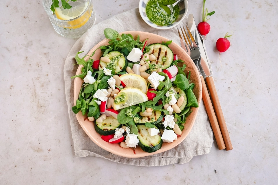Salad with grilled zucchini, beans & pesto dressing
