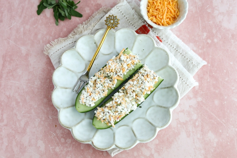 Cucumber stuffed with cottage cheese & cheddar 
