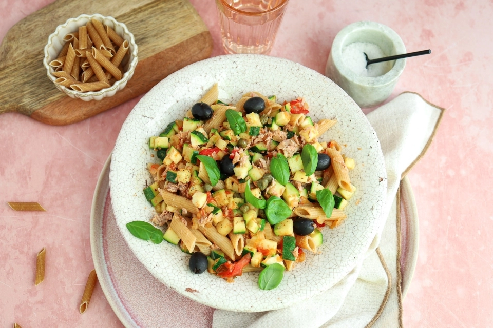 Pasta with tuna, capers & olives