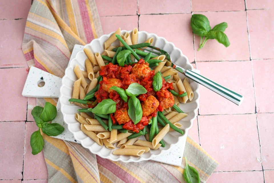 Penne with turkey meatballs & bell pepper sauce