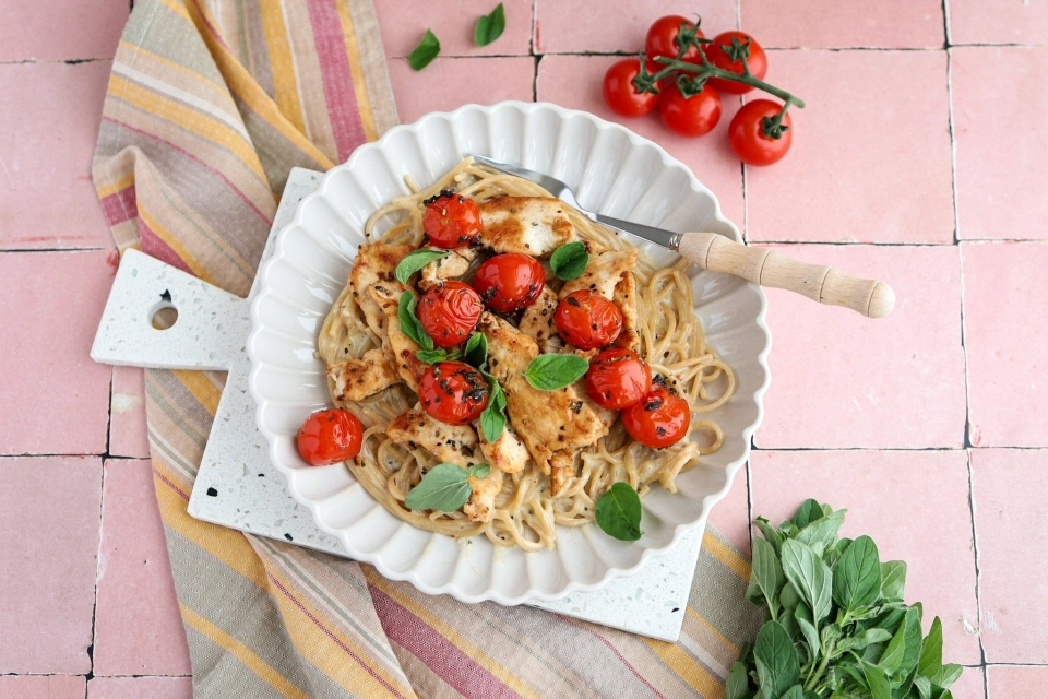 Spaghetti carbonara with crispy chicken