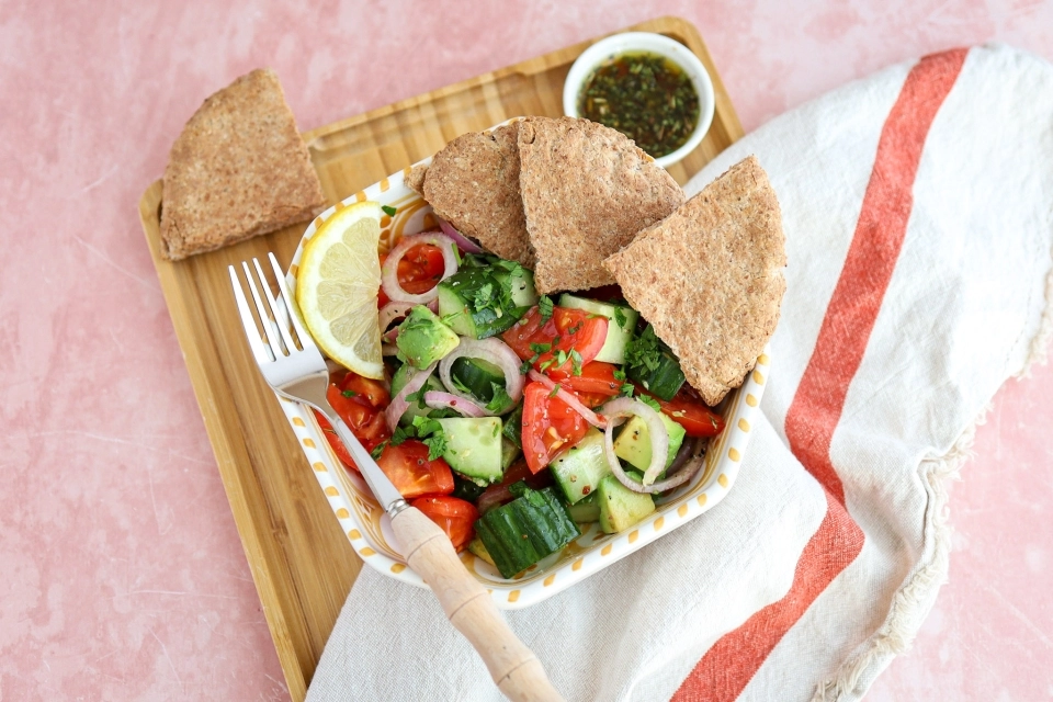 Quick salad with pita chips