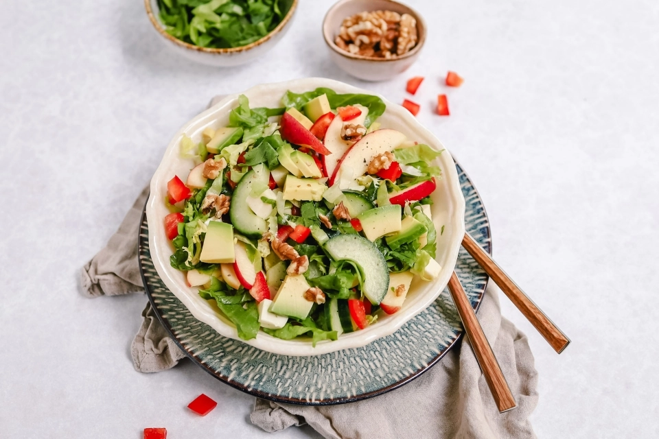 Salad with apple & mozzarella