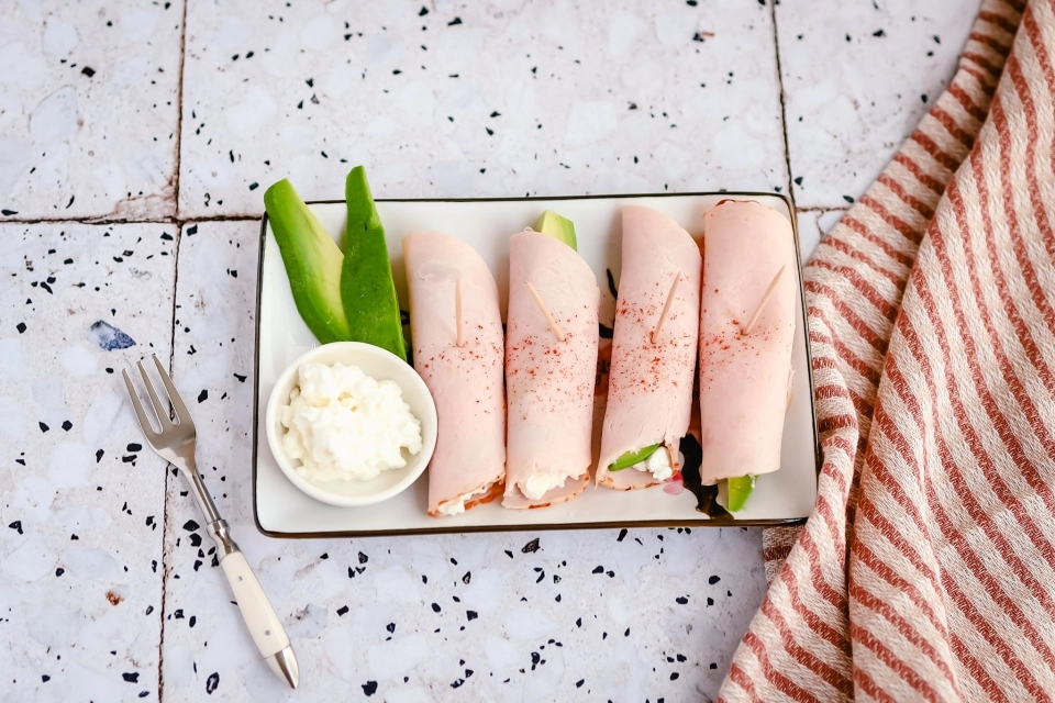 Turkey roll-ups with cottage cheese & avocado