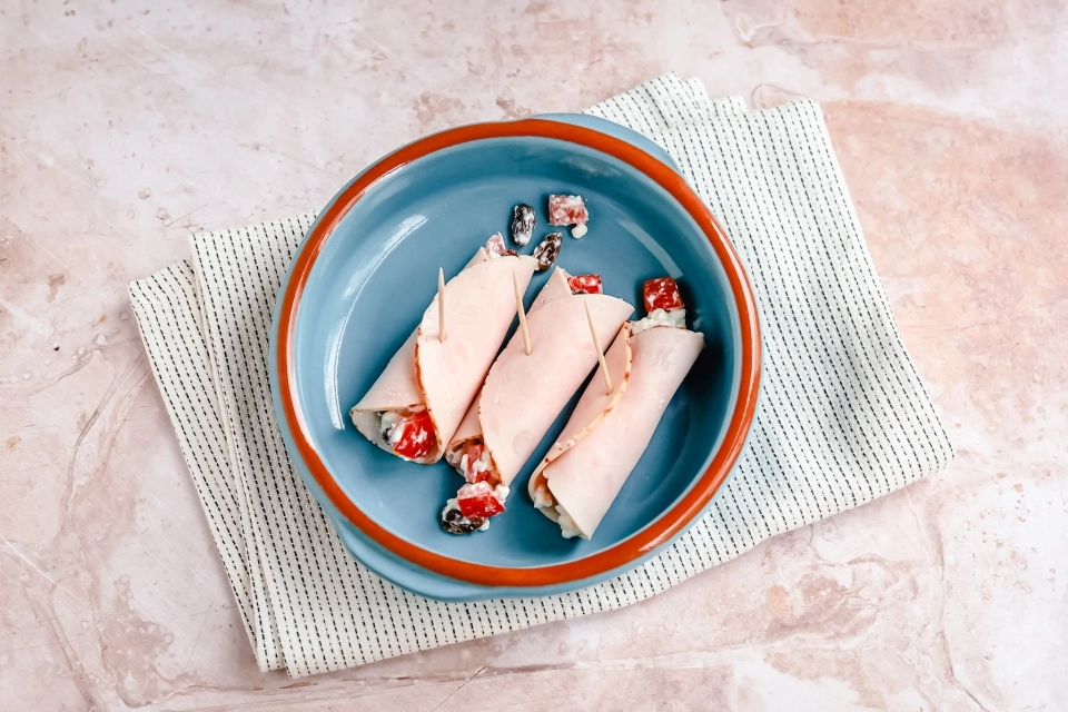 Turkey roll-ups with cottage cheese & raisins