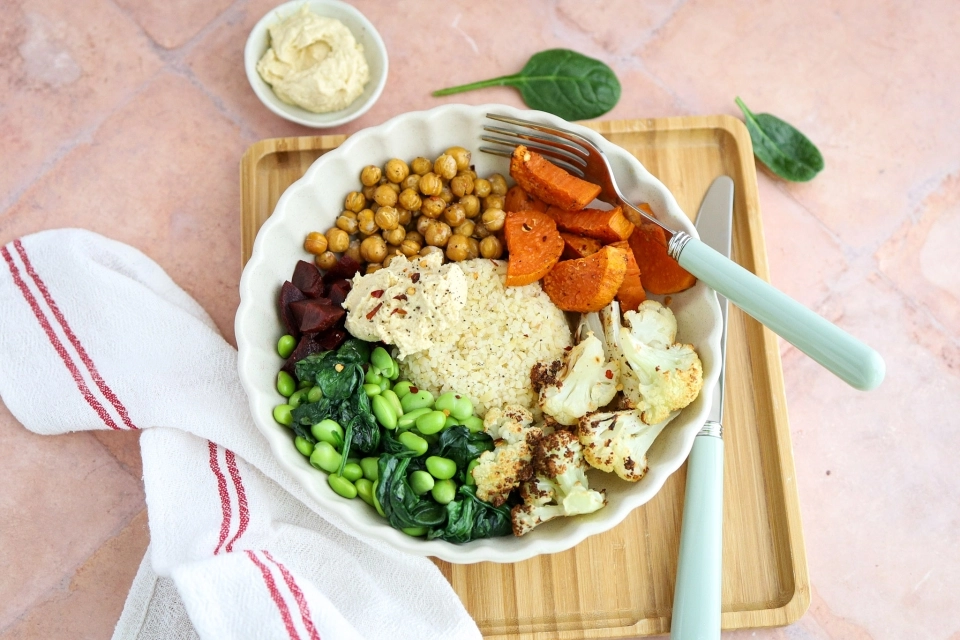 Bowl with bulgur, beet & edamame