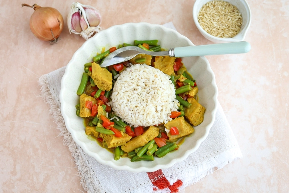 Plant-based chicken curry with rice & green beans