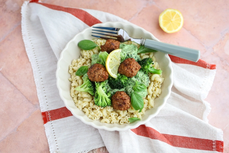 Macaroni with plant-based meatballs & broccoli sauce