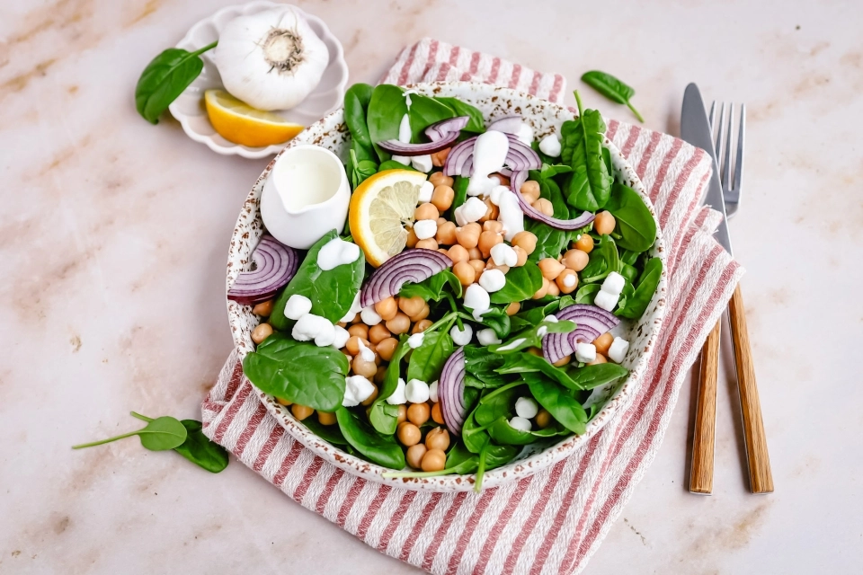 Goat cheese salad bowl