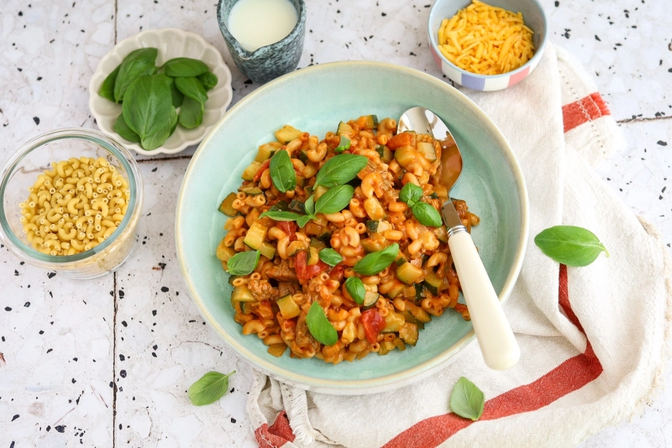 Macaroni with plant-based beef & zucchini