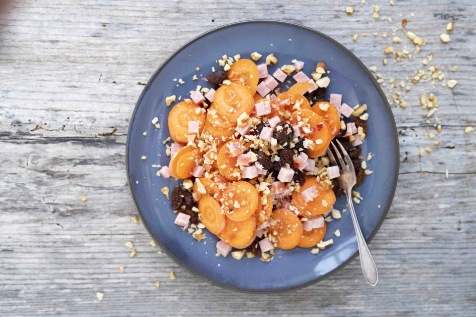 Spicy carrot snack with ham