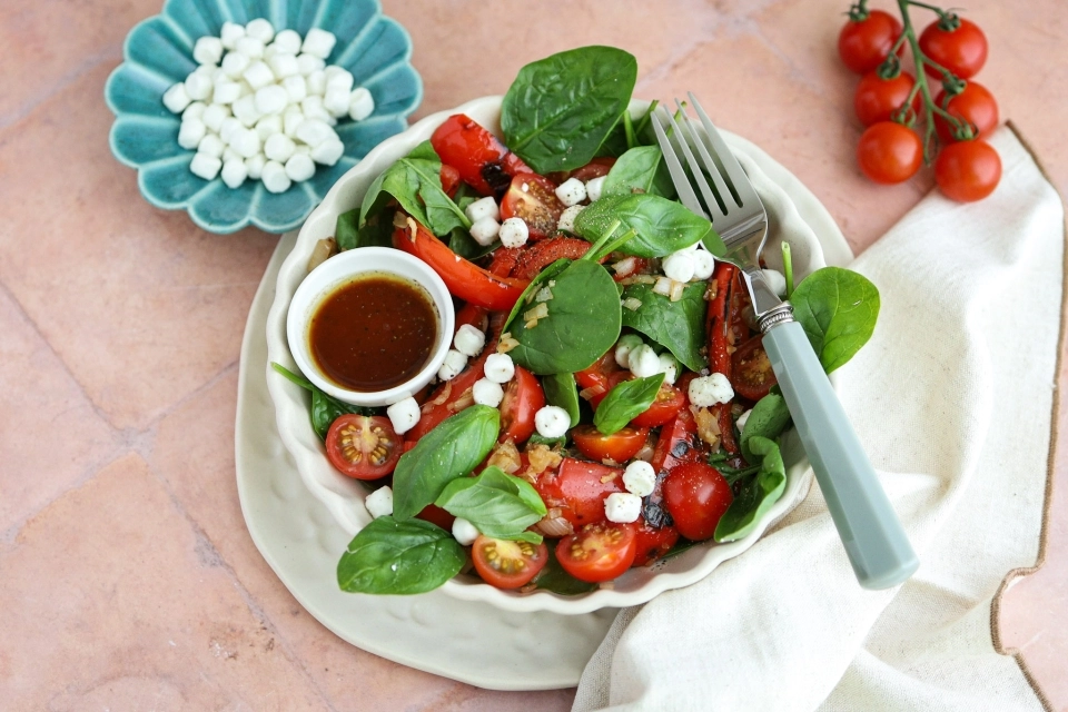 Salad with bell pepper & goat cheese