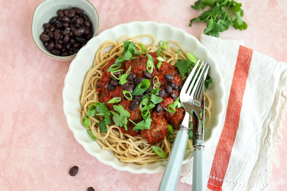 Spicy spaghetti with meatballs & black beans