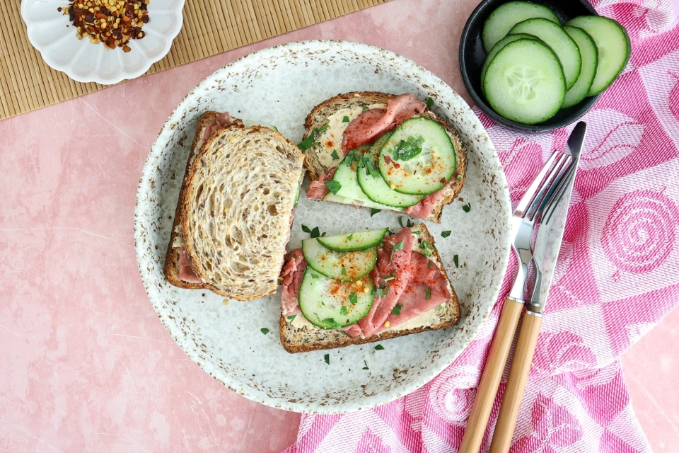 Bread with hummus & roast beef