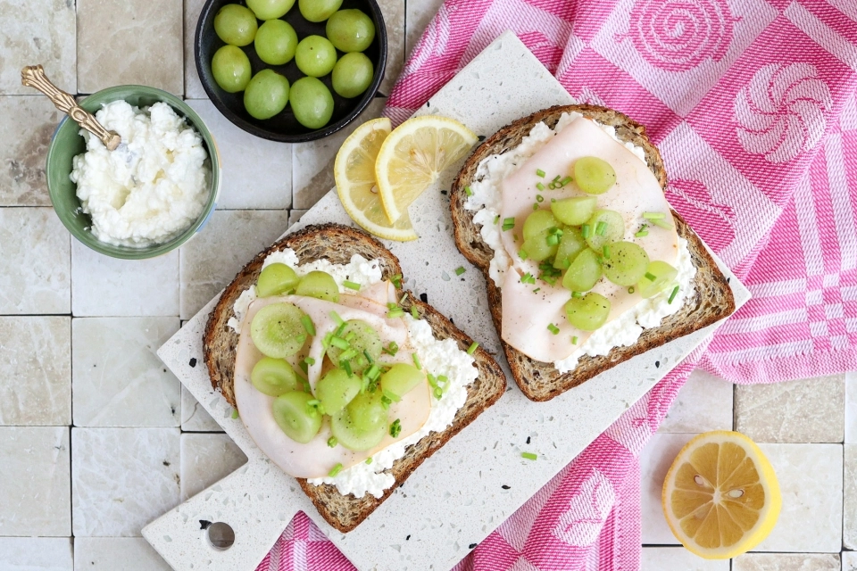 Bread with turkey breast, cottage cheese & grapes