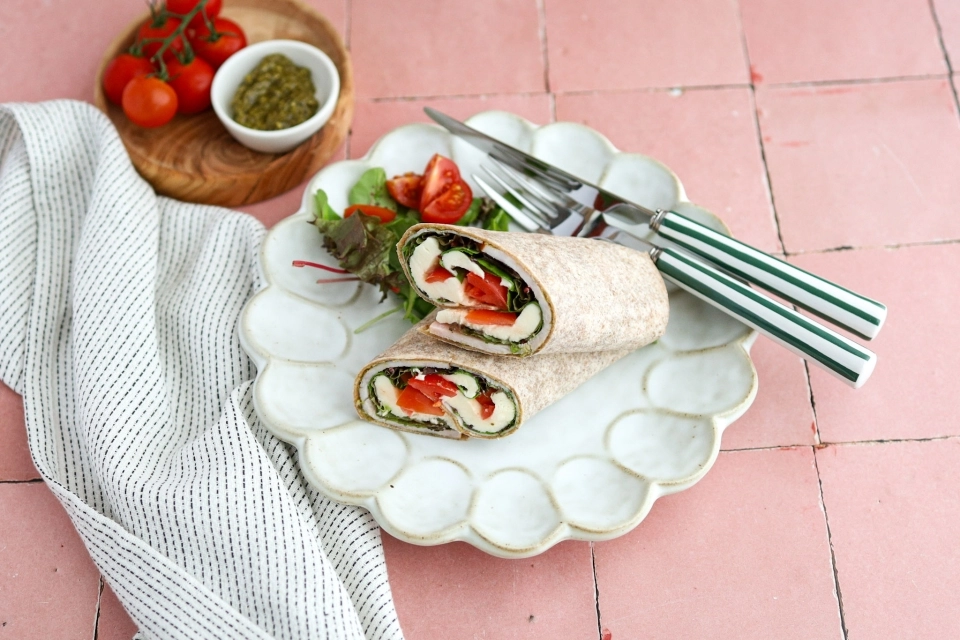 Pesto wrap with mozzarella & tomato