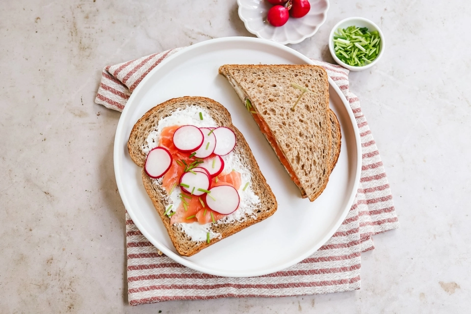 Bread with cream cheese, salmon & radish