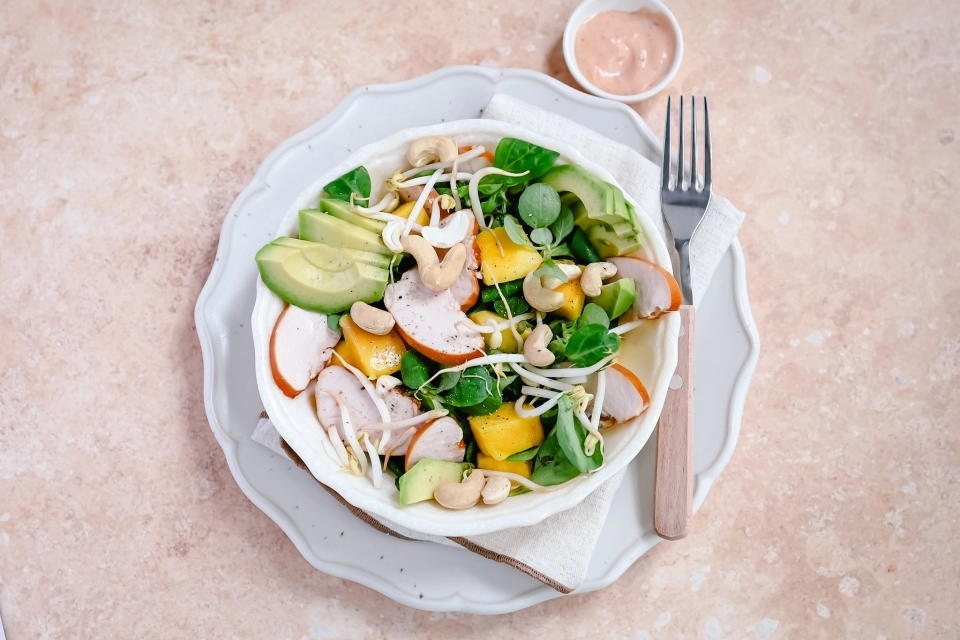 Salad with grilled chicken, mango & bean sprouts