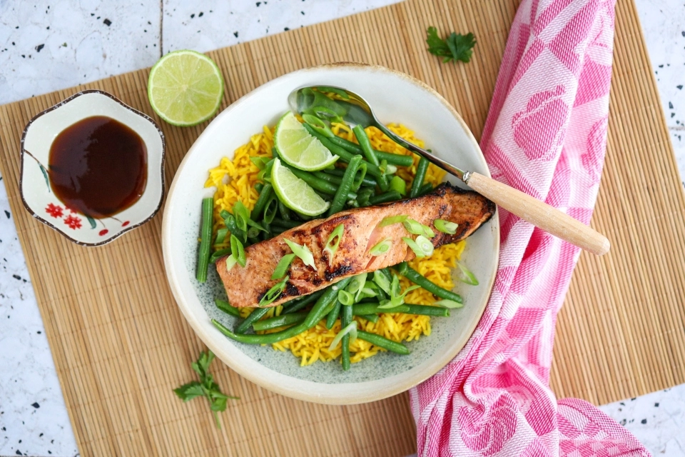 Teriyaki salmon with green beans & rice