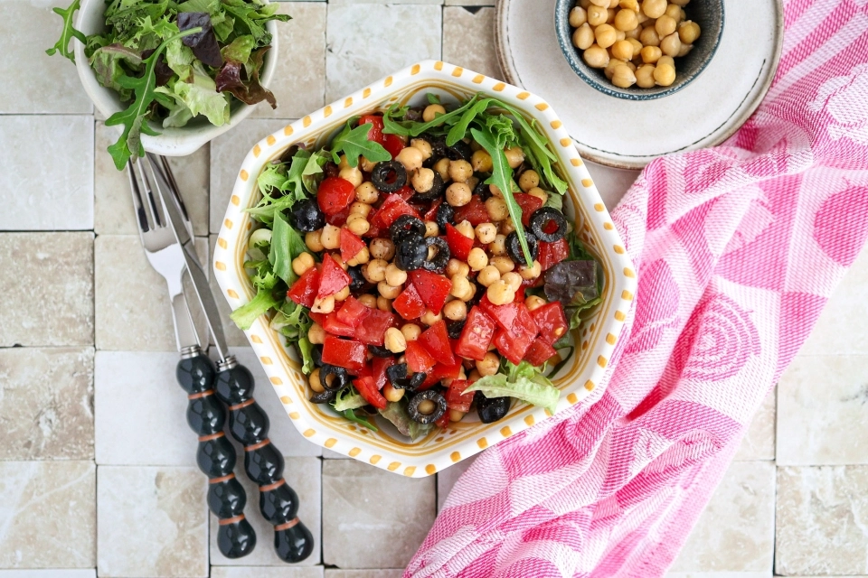 Chickpea salad with tomatoes & olives
