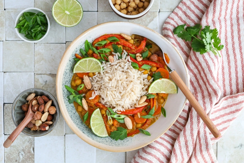 Chickpea rendang with carrot, bell pepper & rice