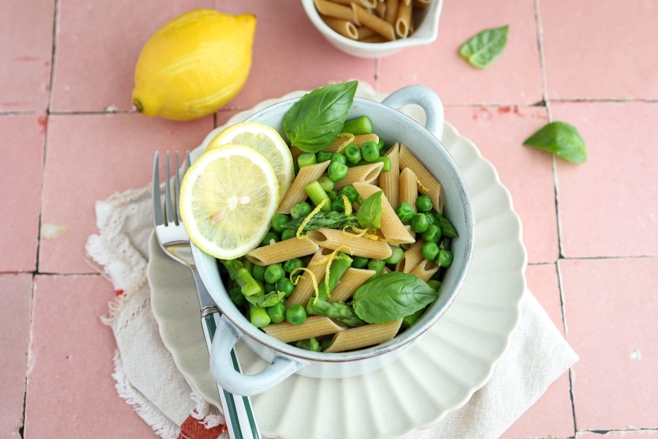 One-pot lemon pasta with asparagus & peas