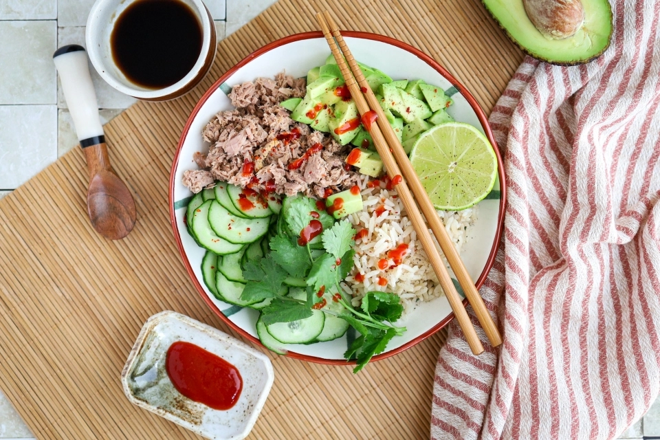 Tuna-avocado rice bowl with Sriracha