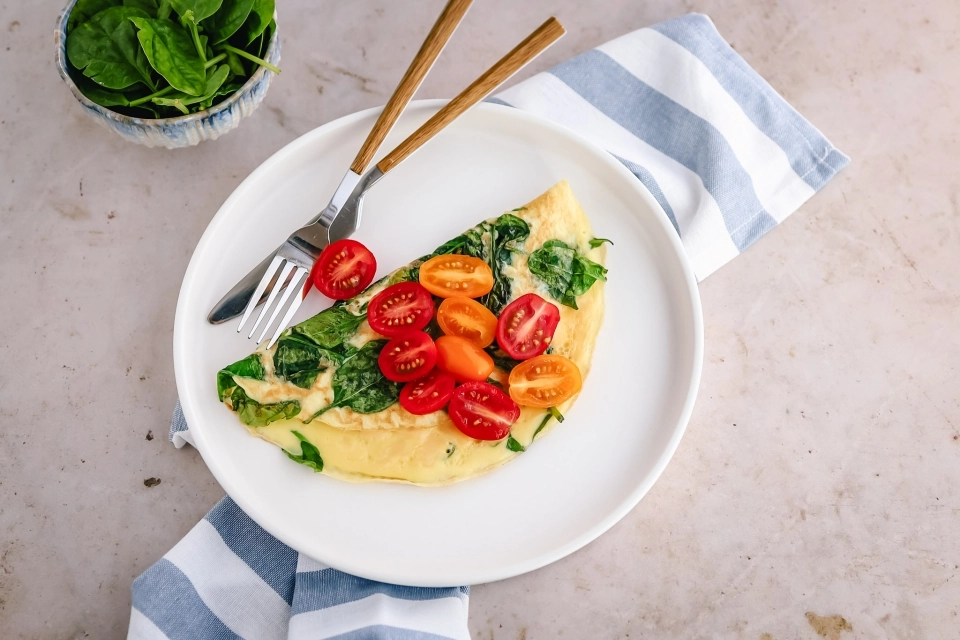 Spinach & cheese omelet with fresh tomatoes