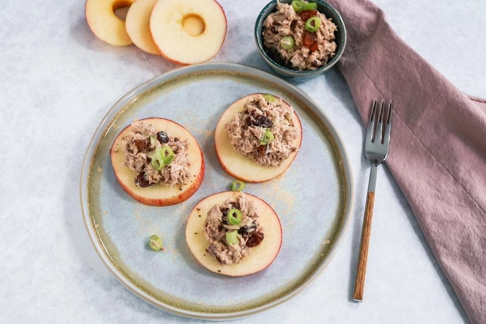 Apple slices with tuna salad