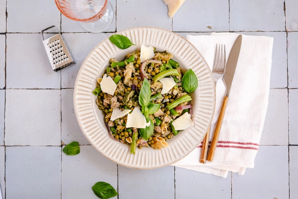 Tuna pesto penne with peas & green beans