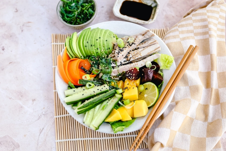 Tuna bowl with mango, beet & avocado